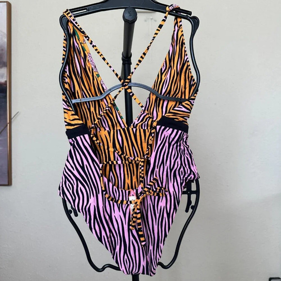 Maaji Fierce Flow One apiece Swimsuit NWOT Size M $154 - Picture 7 of 15